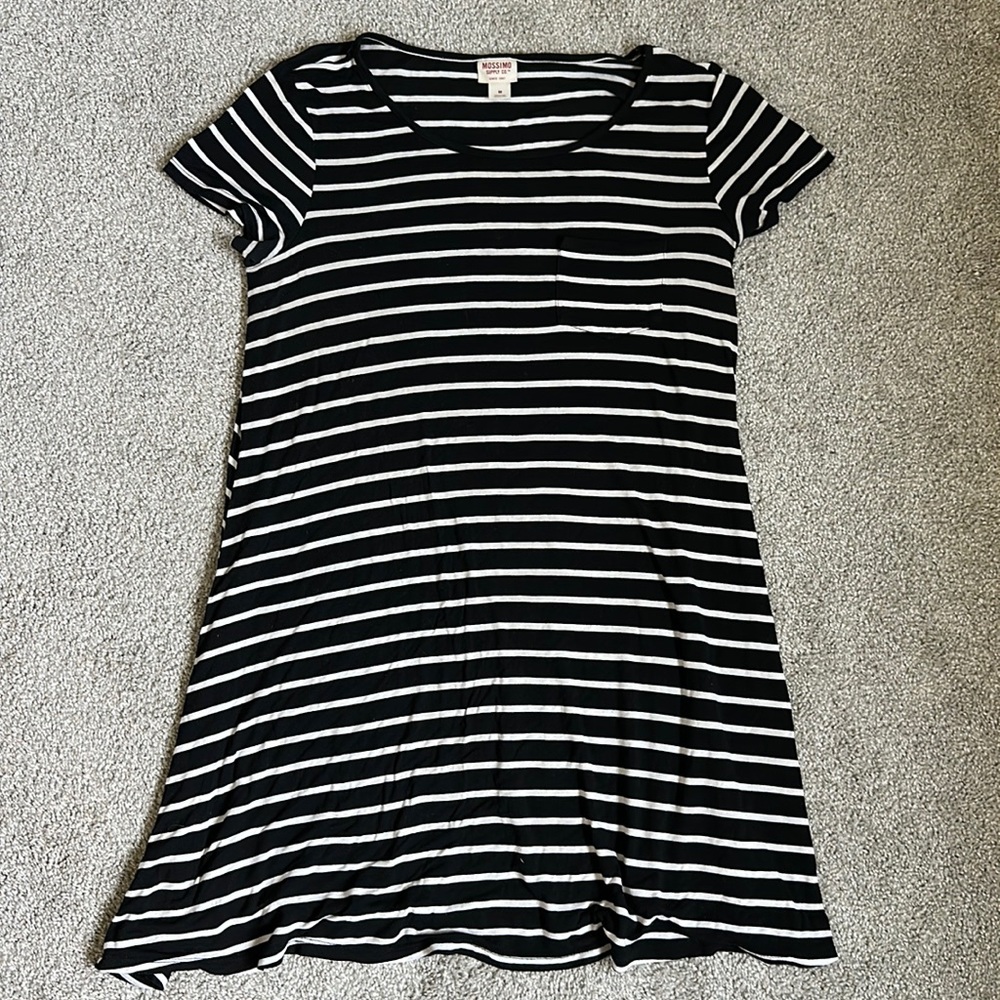 Striped t-shirt dress 🖤🤍